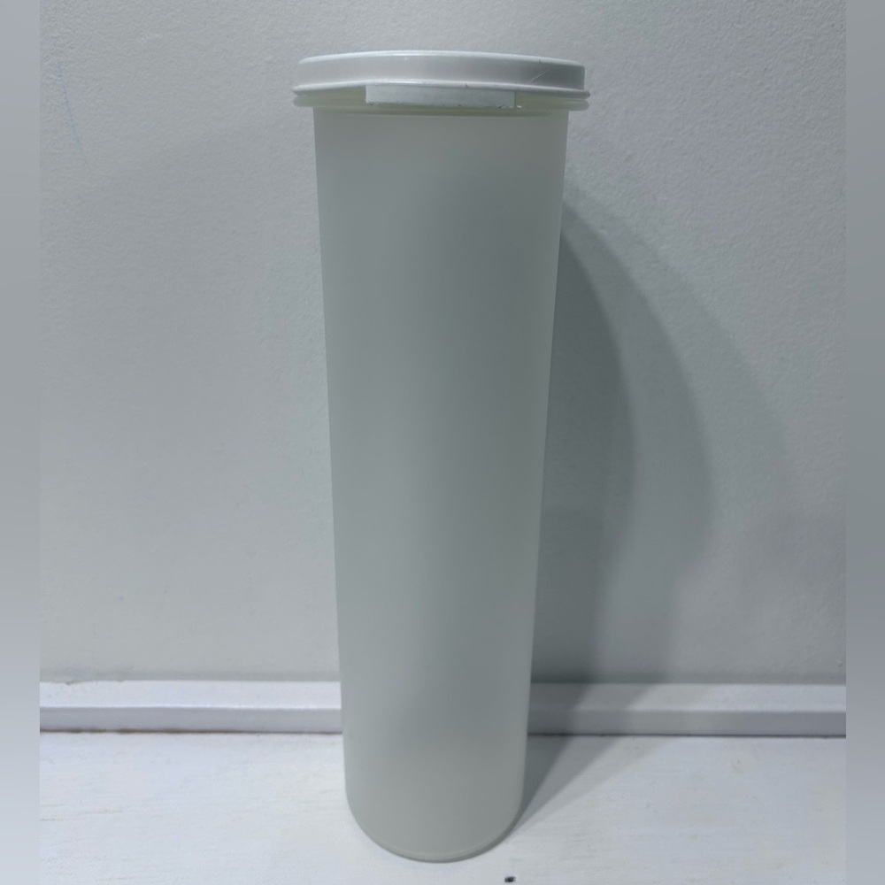 Tupperware White Spaghetti Keeper Container 1661-5 with Lid 4-3/4 Cups 11”